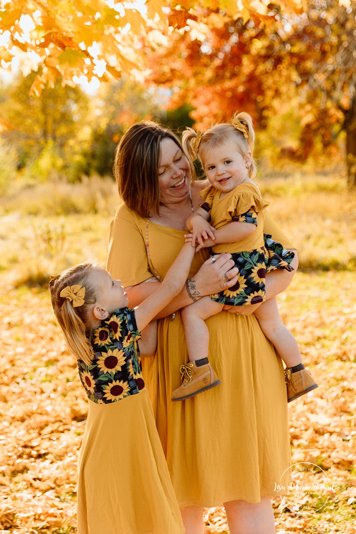 Fall family photos. Mommy and me photos. Mom and daughters photos. Countryside family photos. Mini séances d'automne à Montréal. Montreal fall mini sessions. Photos en automne à Montréal. Montreal fall photoshoot.