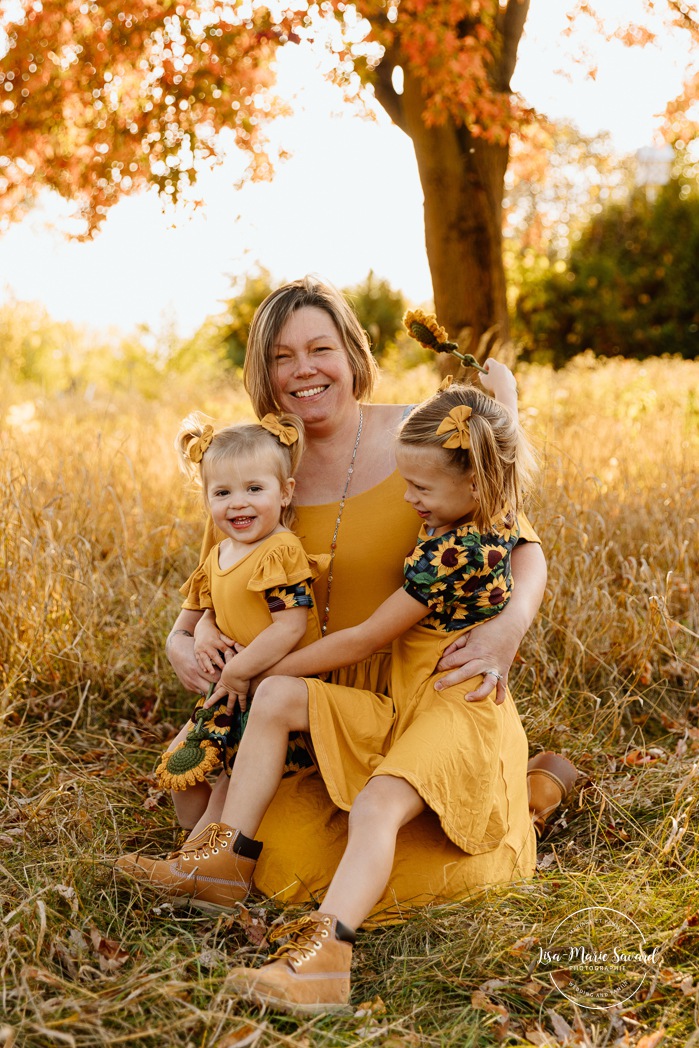 Fall family photos. Mommy and me photos. Mom and daughters photos. Countryside family photos. Mini séances d'automne à Montréal. Montreal fall mini sessions. Photos en automne à Montréal. Montreal fall photoshoot.