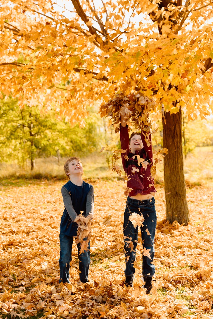 Fall family photos. Family photos with tweens. Countryside family photos. Mini séances d'automne à Montréal. Montreal fall mini sessions. Photos en automne à Montréal. Montreal fall photoshoot.