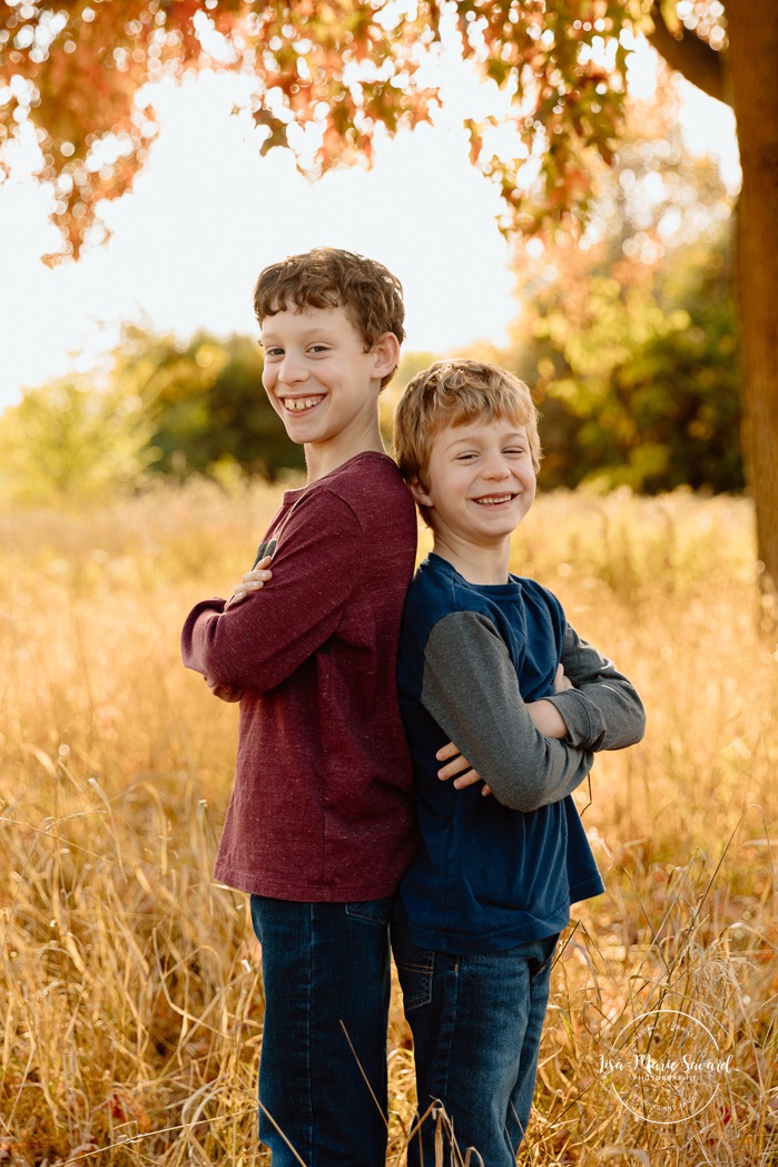 Fall family photos. Family photos with tweens. Countryside family photos. Mini séances d'automne à Montréal. Montreal fall mini sessions. Photos en automne à Montréal. Montreal fall photoshoot.