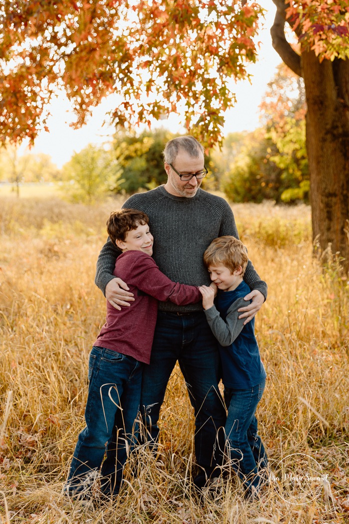 Fall family photos. Family photos with tweens. Countryside family photos. Mini séances d'automne à Montréal. Montreal fall mini sessions. Photos en automne à Montréal. Montreal fall photoshoot.