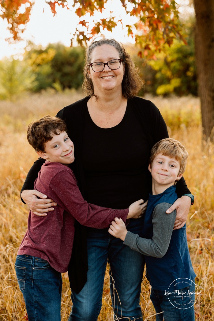 Fall family photos. Family photos with tweens. Countryside family photos. Mini séances d'automne à Montréal. Montreal fall mini sessions. Photos en automne à Montréal. Montreal fall photoshoot.