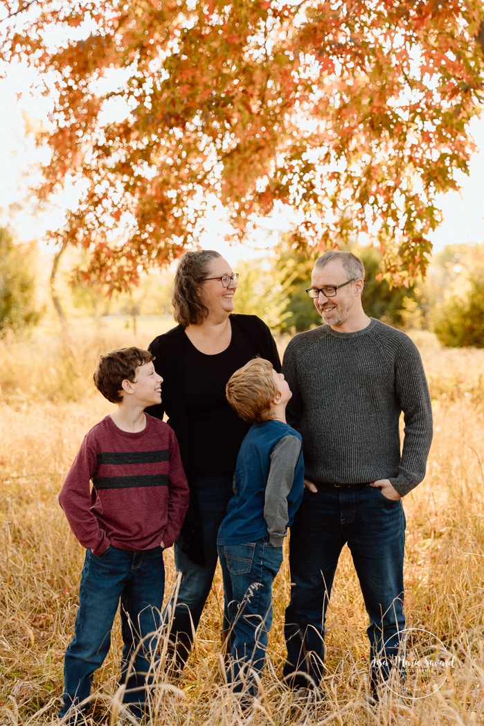 Fall family photos. Family photos with tweens. Countryside family photos. Mini séances d'automne à Montréal. Montreal fall mini sessions. Photos en automne à Montréal. Montreal fall photoshoot.