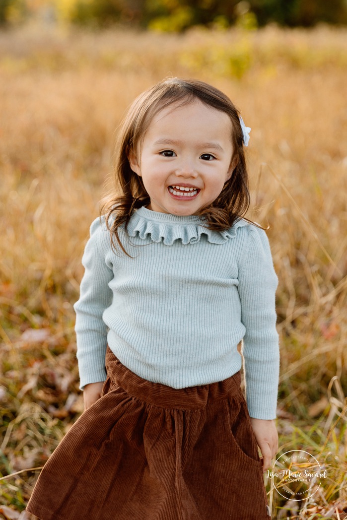 Fall sibling photos. Fall family photos. Asian family photos. Mini séances d'automne à Montréal. Montreal fall mini sessions. Photos en automne à Montréal. Montreal fall photoshoot.
