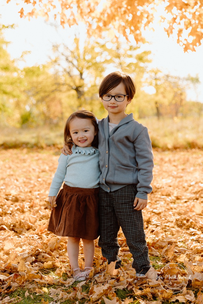 Fall sibling photos. Fall family photos. Asian family photos. Mini séances d'automne à Montréal. Montreal fall mini sessions. Photos en automne à Montréal. Montreal fall photoshoot.