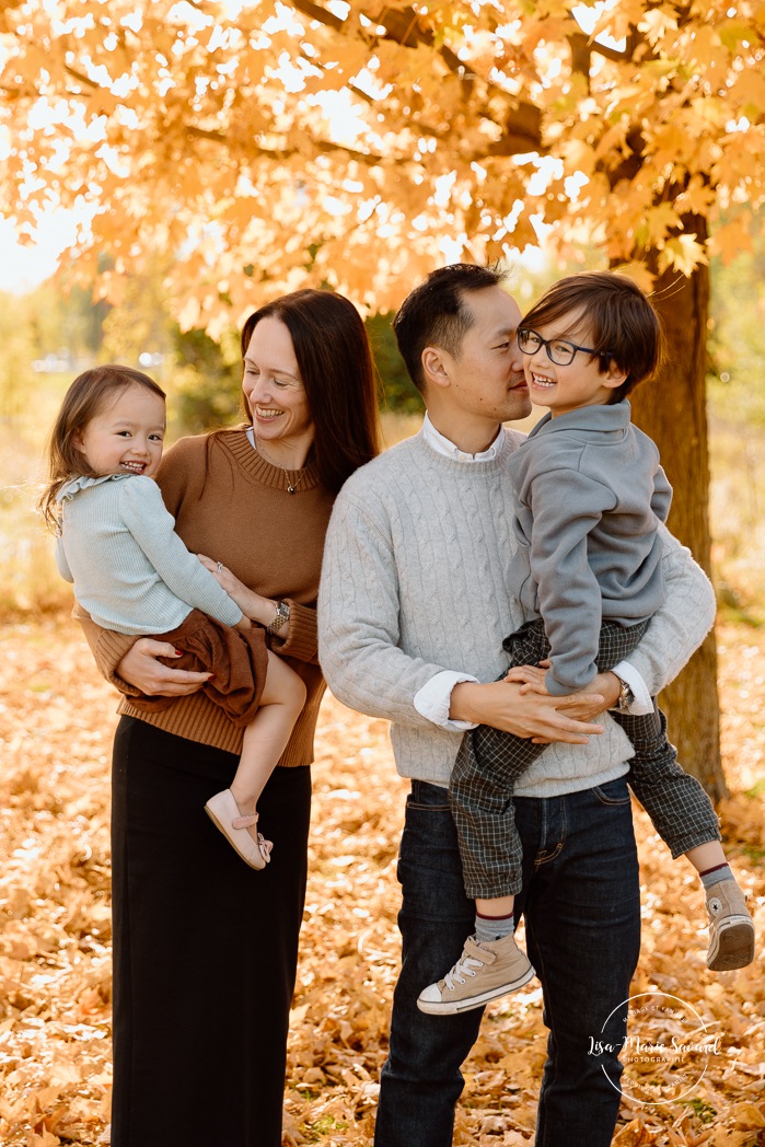Fall family photos. Mixed family photos. Biracial family photos. Mini séances d'automne à Montréal. Montreal fall mini sessions. Photos en automne à Montréal. Montreal fall photoshoot.
