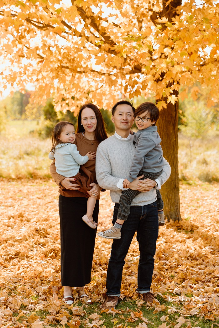 Fall family photos. Mixed family photos. Biracial family photos. Mini séances d'automne à Montréal. Montreal fall mini sessions. Photos en automne à Montréal. Montreal fall photoshoot.