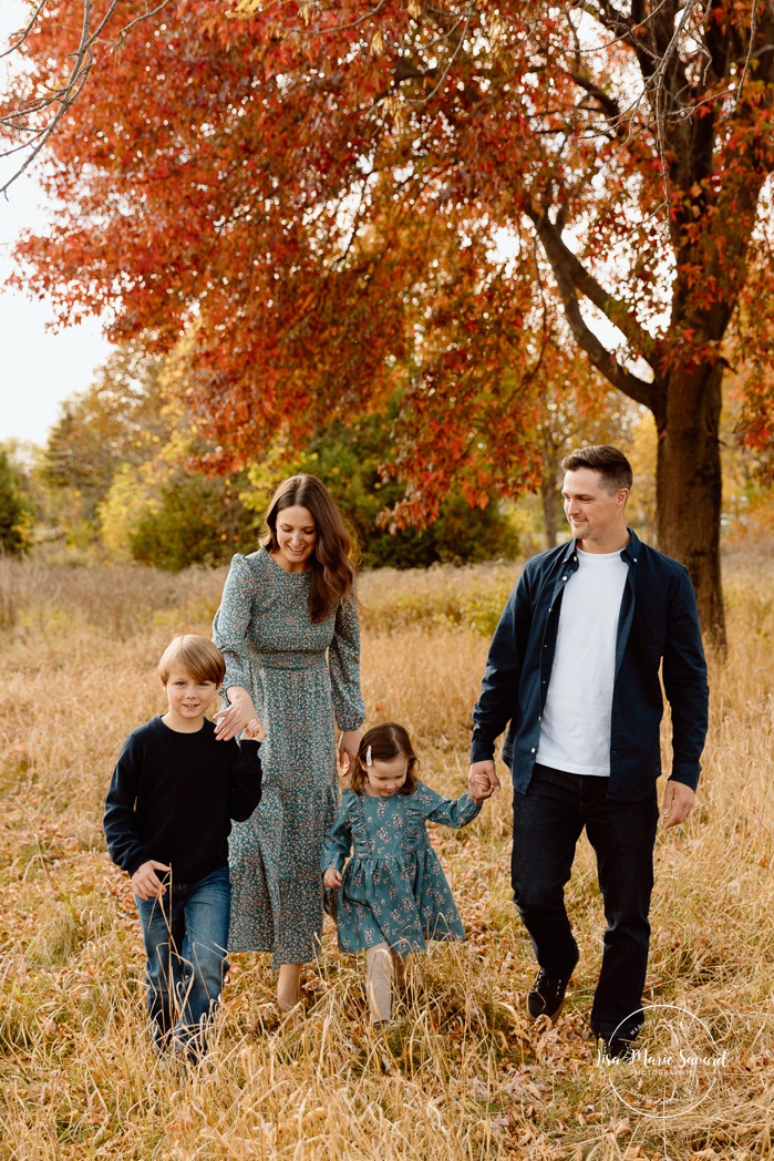 Fall family photos. Family photos with boy and girl. Countryside family photos. Mini séances d'automne à Montréal. Montreal fall mini sessions. Photos en automne à Montréal. Montreal fall photoshoot.