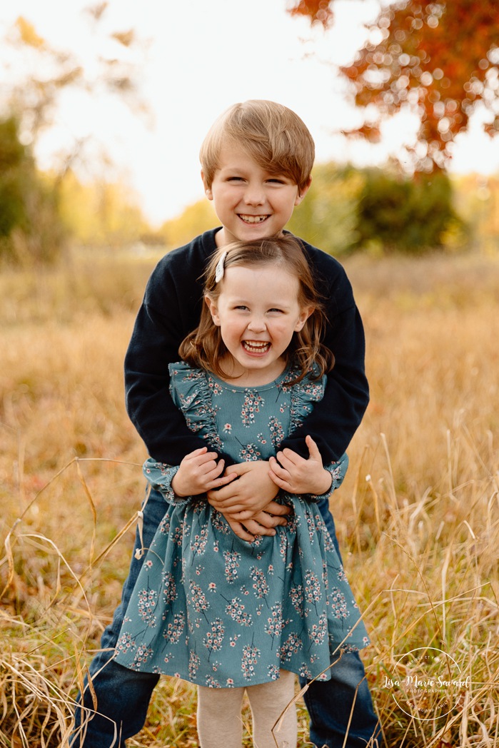 Fall family photos. Family photos with boy and girl. Countryside family photos. Mini séances d'automne à Montréal. Montreal fall mini sessions. Photos en automne à Montréal. Montreal fall photoshoot.