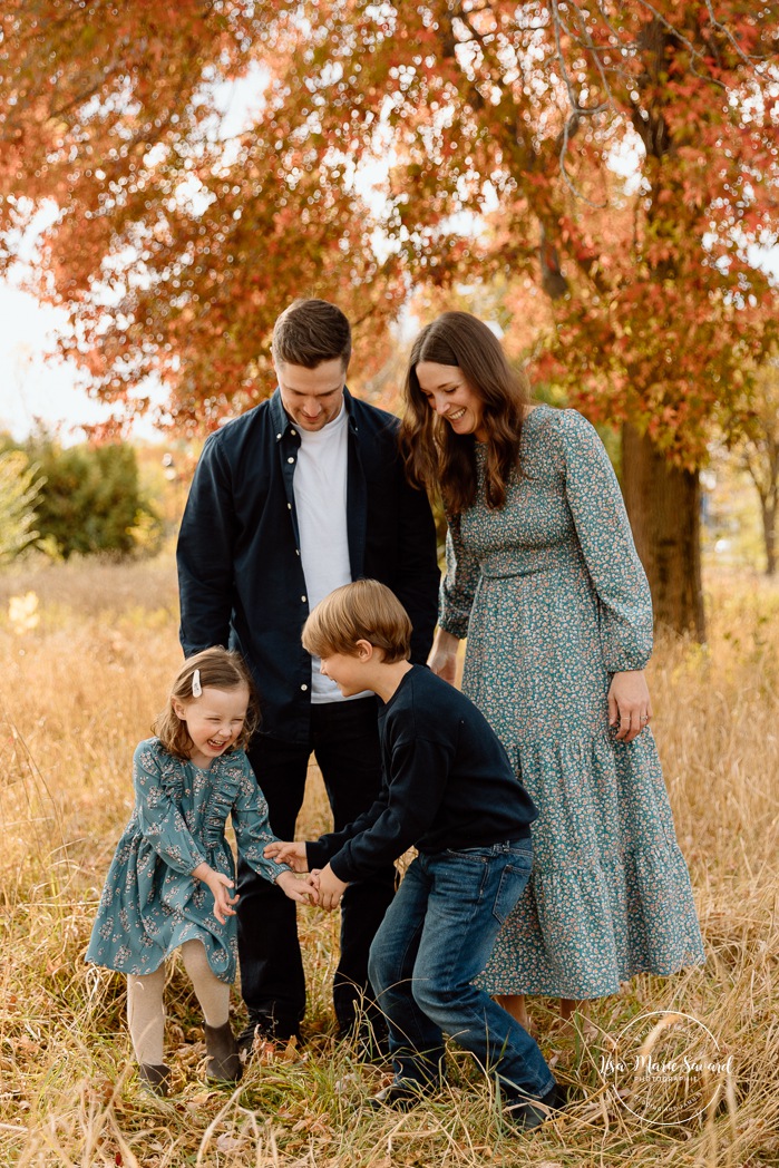 Fall family photos. Family photos with boy and girl. Countryside family photos. Mini séances d'automne à Montréal. Montreal fall mini sessions. Photos en automne à Montréal. Montreal fall photoshoot.