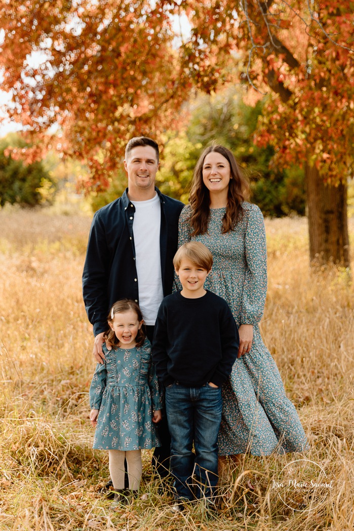 Fall family photos. Family photos with boy and girl. Countryside family photos. Mini séances d'automne à Montréal. Montreal fall mini sessions. Photos en automne à Montréal. Montreal fall photoshoot.