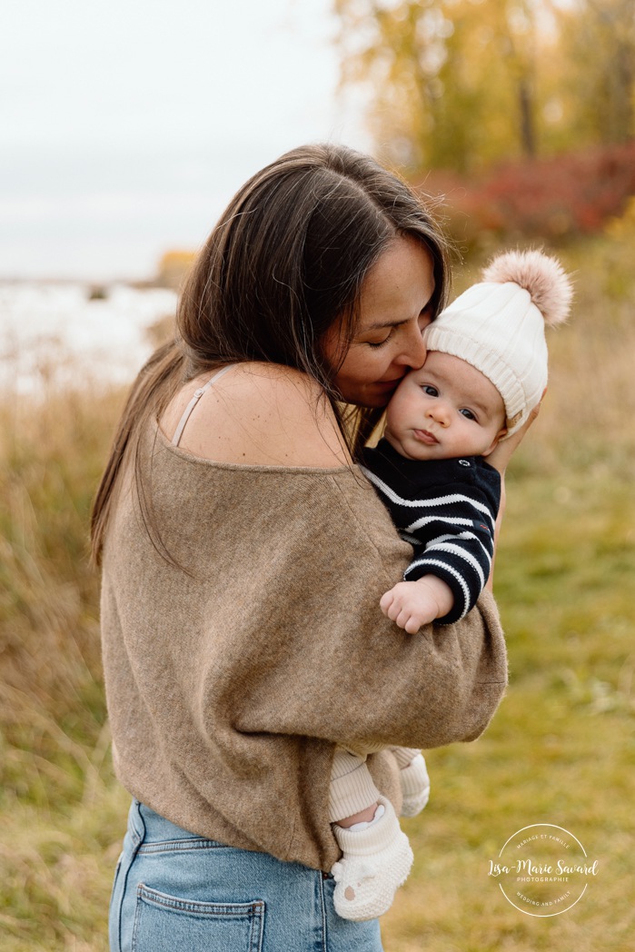 Fall family photos. Family photos with baby. Three month old baby photoshoot. Mini séances d'automne à Montréal. Montreal fall mini sessions. Photos en automne à Montréal. Montreal fall photoshoot.