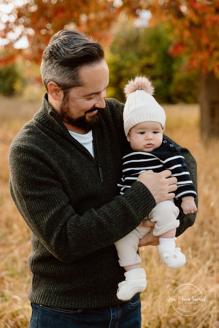 Fall family photos. Family photos with baby. Three month old baby photoshoot. Mini séances d'automne à Montréal. Montreal fall mini sessions. Photos en automne à Montréal. Montreal fall photoshoot.