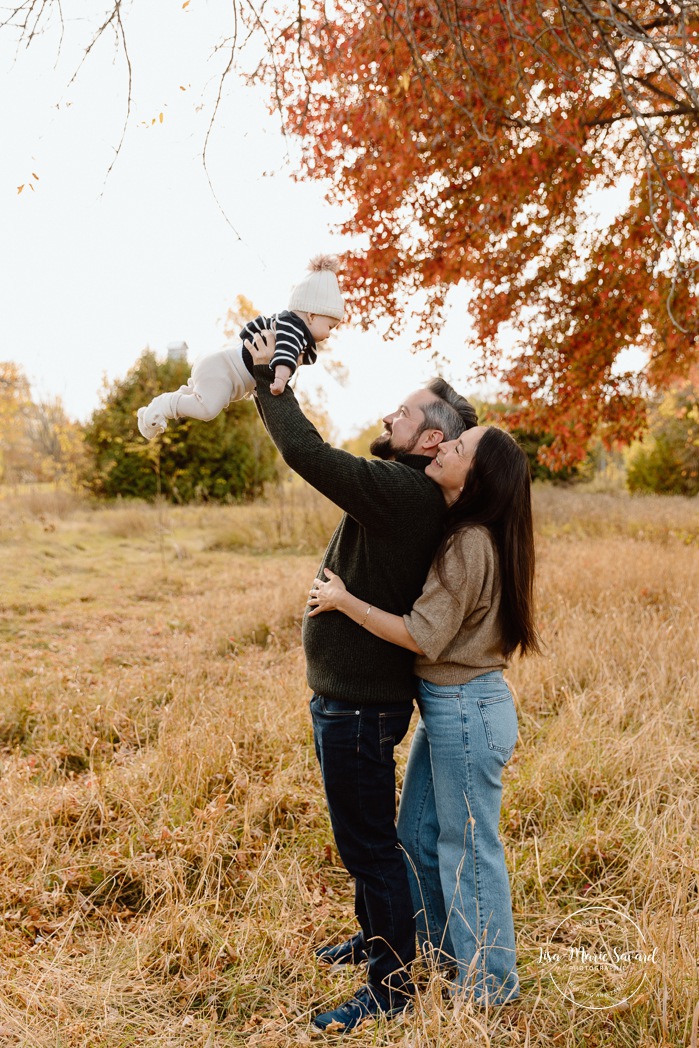 Fall family photos. Family photos with baby. Three month old baby photoshoot. Mini séances d'automne à Montréal. Montreal fall mini sessions. Photos en automne à Montréal. Montreal fall photoshoot.
