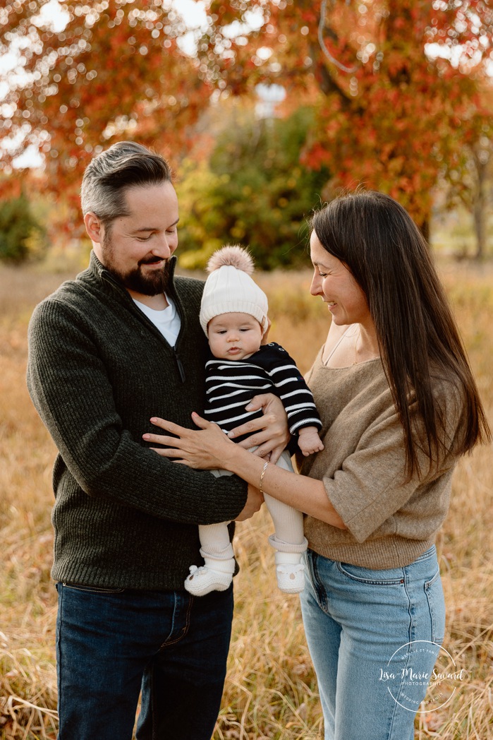 Fall family photos. Family photos with baby. Three month old baby photoshoot. Mini séances d'automne à Montréal. Montreal fall mini sessions. Photos en automne à Montréal. Montreal fall photoshoot.