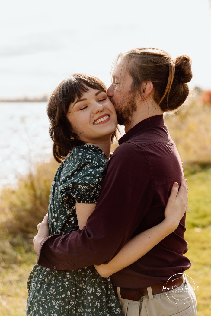 Fall engagement photos. Fall engagement session. Romantic couple photos. Mini séances d'automne à Montréal. Montreal fall mini sessions. Photos en automne à Montréal. Montreal fall photoshoot.