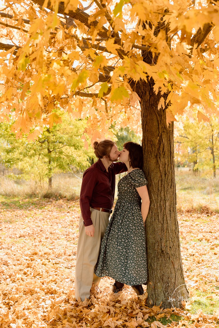 Fall engagement photos. Fall engagement session. Romantic couple photos. Mini séances d'automne à Montréal. Montreal fall mini sessions. Photos en automne à Montréal. Montreal fall photoshoot.