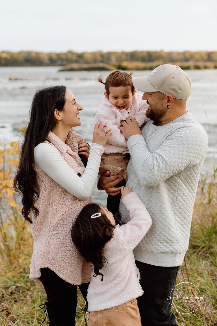 Fall family photos. Family photos with two girls. Riverfront family photos. Mini séances d'automne à Montréal. Montreal fall mini sessions. Photos en automne à Montréal. Montreal fall photoshoot.