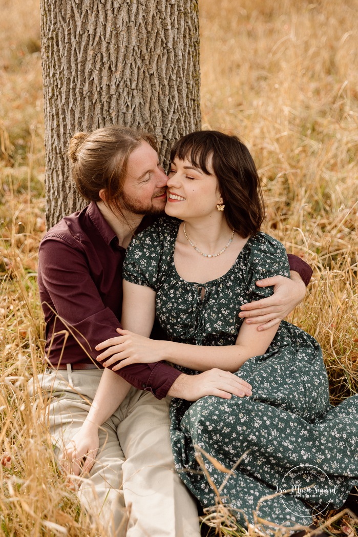 Fall engagement photos. Fall engagement session. Romantic couple photos. Mini séances d'automne à Montréal. Montreal fall mini sessions. Photos en automne à Montréal. Montreal fall photoshoot.