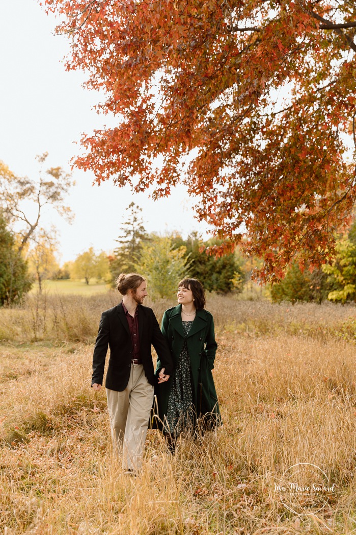 Fall engagement photos. Fall engagement session. Romantic couple photos. Mini séances d'automne à Montréal. Montreal fall mini sessions. Photos en automne à Montréal. Montreal fall photoshoot.