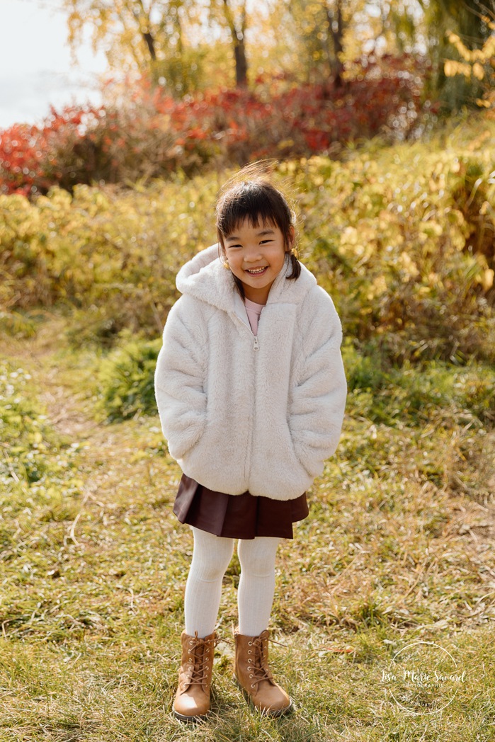 Fall sibling photos. Fall family photos. Asian family photos. Mini séances d'automne à Montréal. Montreal fall mini sessions. Photos en automne à Montréal. Montreal fall photoshoot.