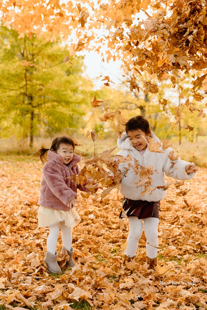 Fall sibling photos. Fall family photos. Asian family photos. Mini séances d'automne à Montréal. Montreal fall mini sessions. Photos en automne à Montréal. Montreal fall photoshoot.