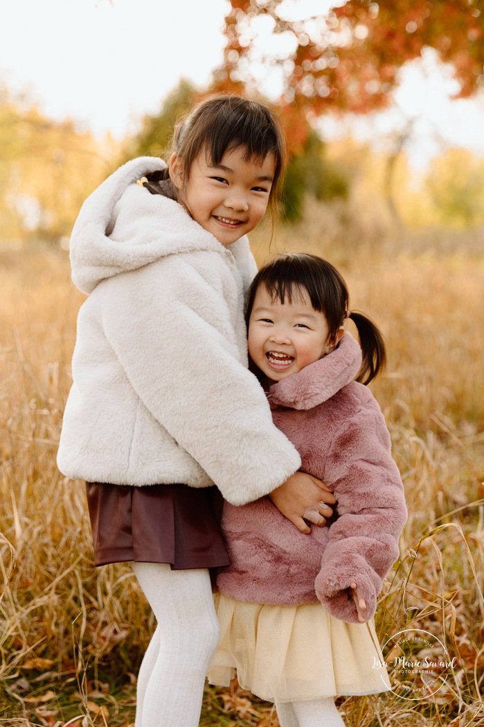 Fall sibling photos. Fall family photos. Asian family photos. Mini séances d'automne à Montréal. Montreal fall mini sessions. Photos en automne à Montréal. Montreal fall photoshoot.