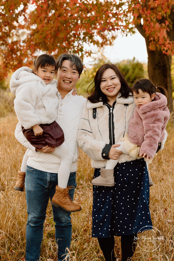 Fall family photos. Asian family photos. Mini séances d'automne à Montréal. Montreal fall mini sessions. Photos en automne à Montréal. Montreal fall photoshoot.