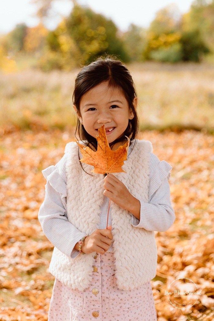 Fall sibling photos. Fall family photos. Asian family photos. Mini séances d'automne à Montréal. Montreal fall mini sessions. Photos en automne à Montréal. Montreal fall photoshoot.
