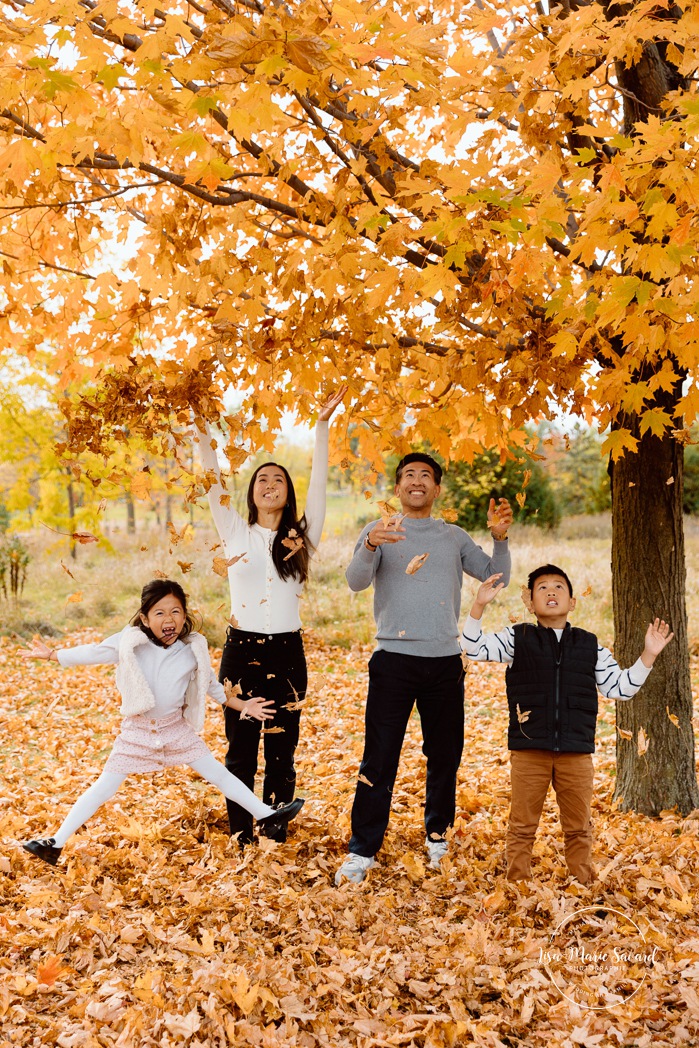 Fall family photos. Asian family photos. Mini séances d'automne à Montréal. Montreal fall mini sessions. Photos en automne à Montréal. Montreal fall photoshoot.