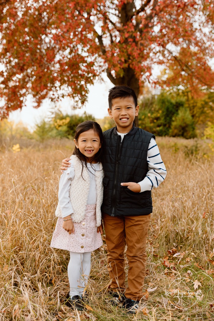 Fall sibling photos. Fall family photos. Asian family photos. Mini séances d'automne à Montréal. Montreal fall mini sessions. Photos en automne à Montréal. Montreal fall photoshoot.