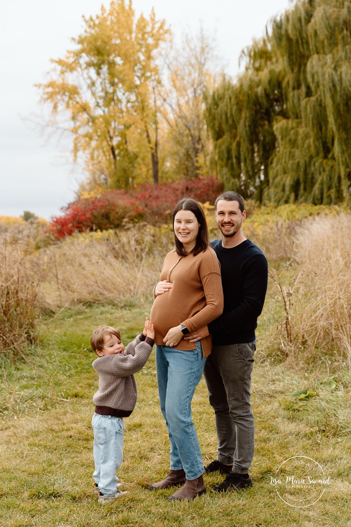 Fall maternity photos. Maternity photos with toddler. Fall family photos. Mini séances d'automne à Montréal. Montreal fall mini sessions. Photos en automne à Montréal. Montreal fall photoshoot.