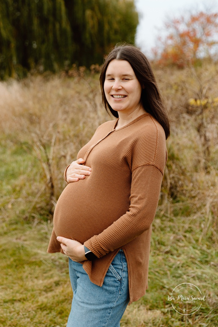 Fall maternity photos. Maternity photos with toddler. Fall family photos. Mini séances d'automne à Montréal. Montreal fall mini sessions. Photos en automne à Montréal. Montreal fall photoshoot.