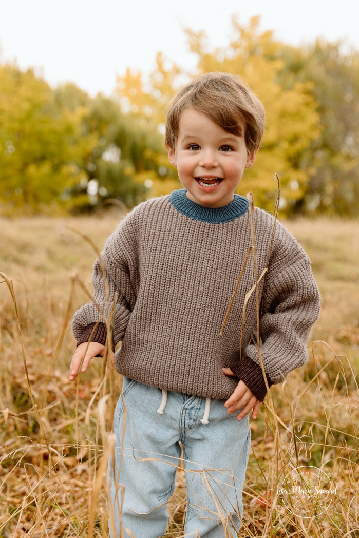 Fall maternity photos. Maternity photos with toddler. Fall family photos. Mini séances d'automne à Montréal. Montreal fall mini sessions. Photos en automne à Montréal. Montreal fall photoshoot.