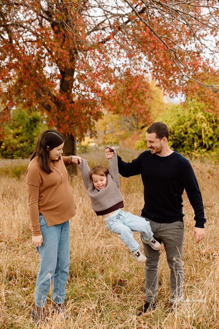 Fall maternity photos. Maternity photos with toddler. Fall family photos. Mini séances d'automne à Montréal. Montreal fall mini sessions. Photos en automne à Montréal. Montreal fall photoshoot.