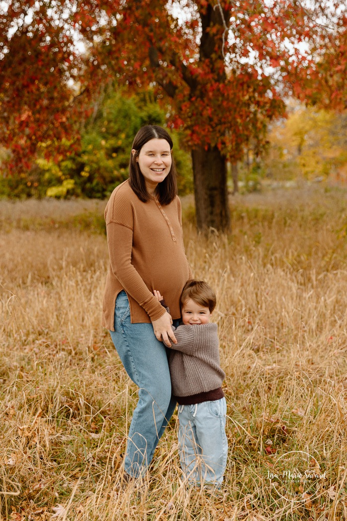 Fall maternity photos. Maternity photos with toddler. Fall family photos. Mini séances d'automne à Montréal. Montreal fall mini sessions. Photos en automne à Montréal. Montreal fall photoshoot.