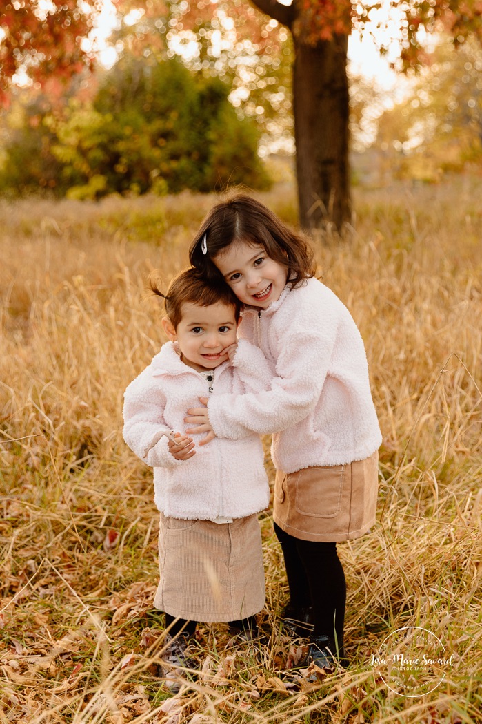 Fall family photos. Family photos with two girls. Countryside family photos. Mini séances d'automne à Montréal. Montreal fall mini sessions. Photos en automne à Montréal. Montreal fall photoshoot.