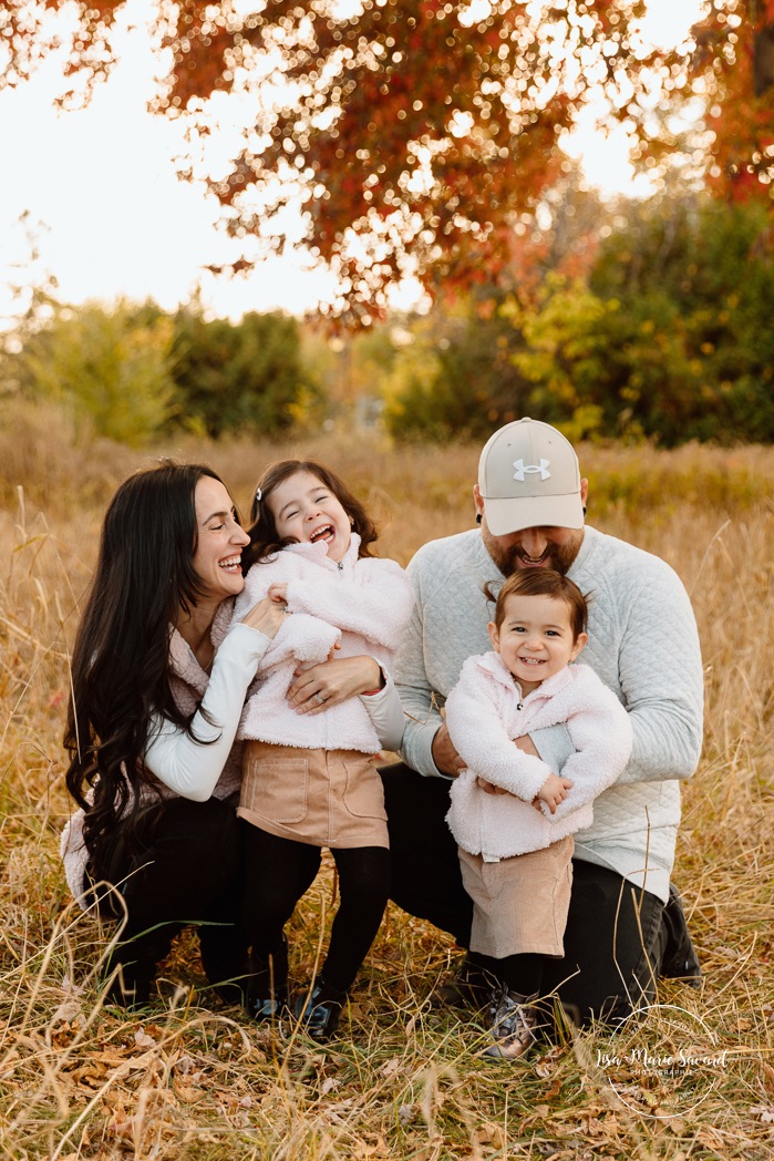Fall family photos. Family photos with two girls. Countryside family photos. Mini séances d'automne à Montréal. Montreal fall mini sessions. Photos en automne à Montréal. Montreal fall photoshoot.