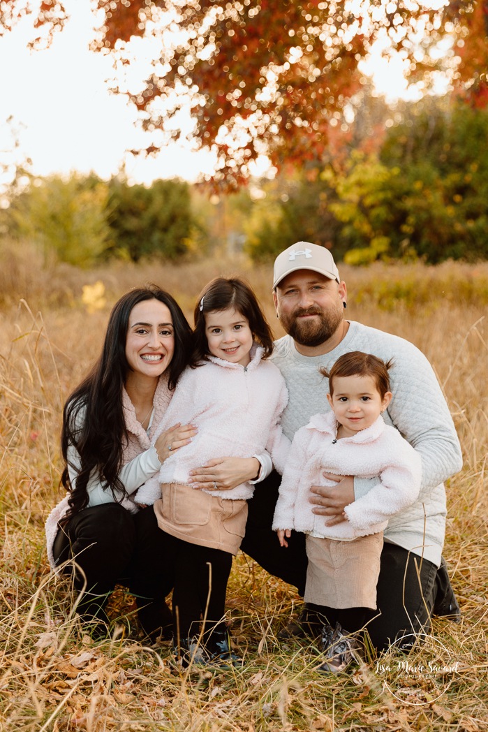 Fall family photos. Family photos with two girls. Countryside family photos. Mini séances d'automne à Montréal. Montreal fall mini sessions. Photos en automne à Montréal. Montreal fall photoshoot.