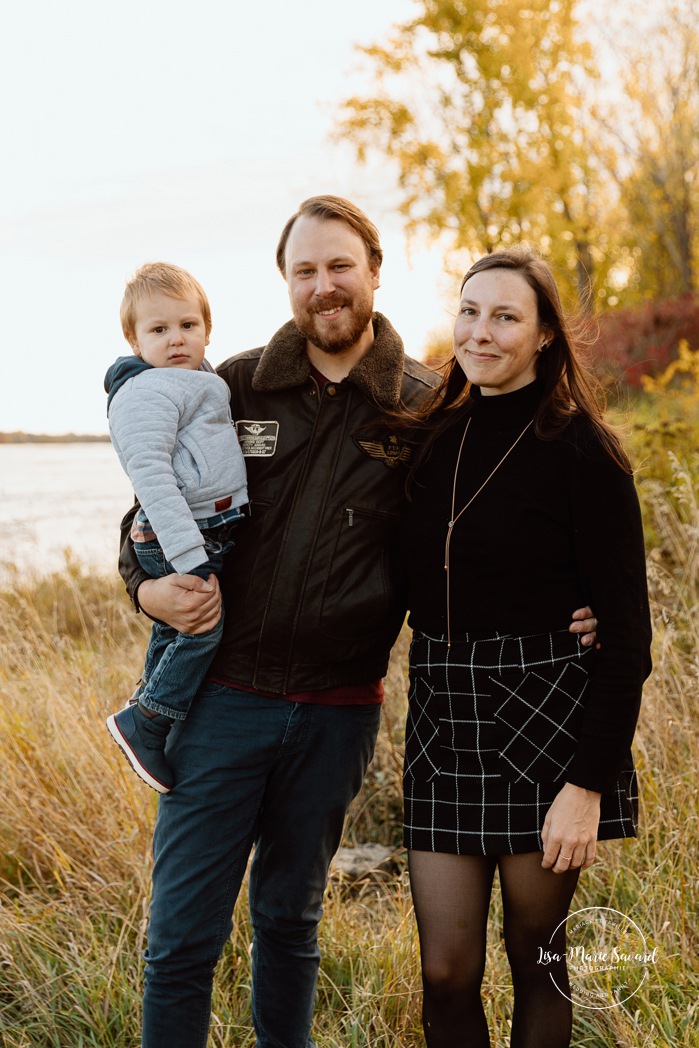 Fall family photos. Family photos with toddler boy. Riverfront family photos. Mini séances d'automne à Montréal. Montreal fall mini sessions. Photos en automne à Montréal. Montreal fall photoshoot.
