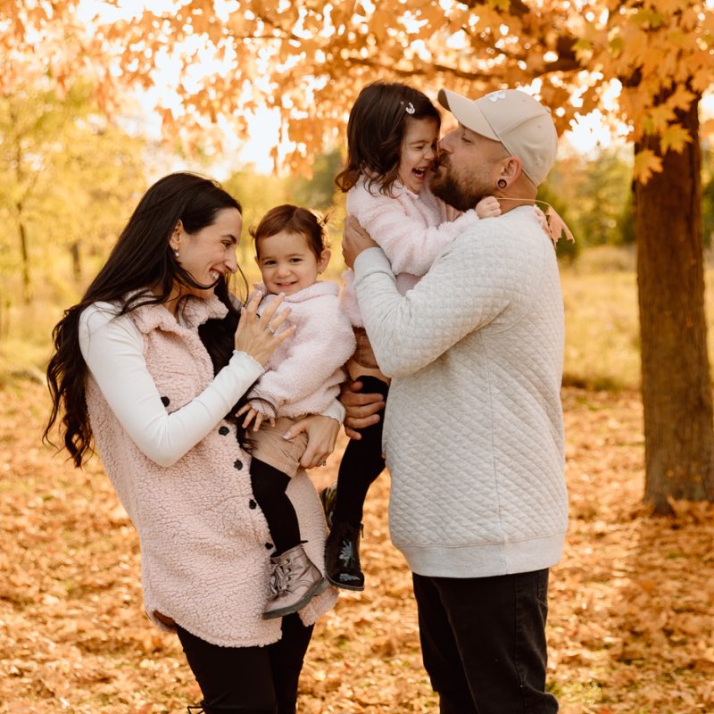 Fall family photos. Family photos with two girls. Countryside family photos. Mini séances d'automne à Montréal. Montreal fall mini sessions. Photos en automne à Montréal. Montreal fall photoshoot.