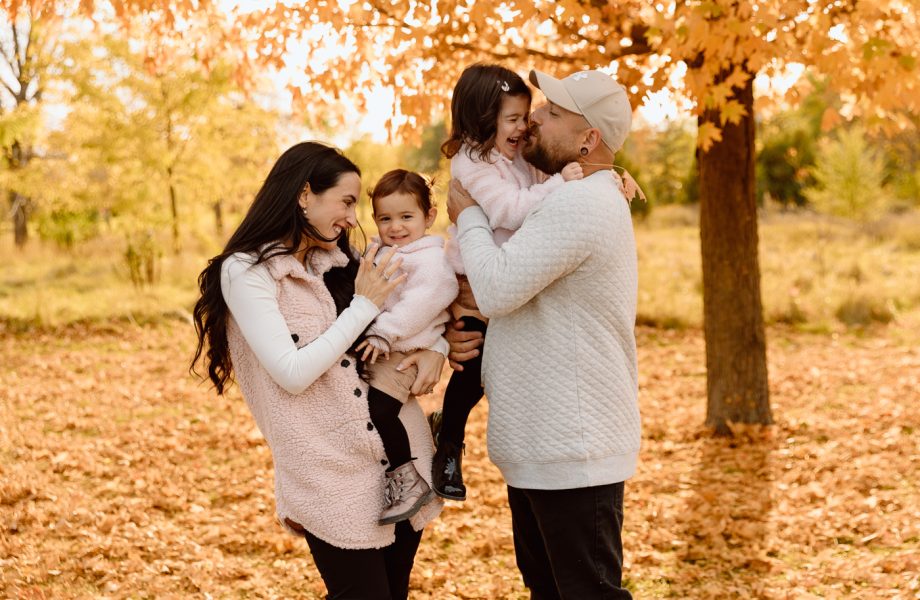 Fall family photos. Family photos with two girls. Countryside family photos. Mini séances d'automne à Montréal. Montreal fall mini sessions. Photos en automne à Montréal. Montreal fall photoshoot.