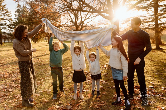 Outdoor Christmas mini sessions. Tree farm family photos. Christmas family photos. Mini séances des Fêtes 2025. Mini séances de Noël à Montréal. Montreal Christmas mini sessions. Montreal Holiday mini sessions.