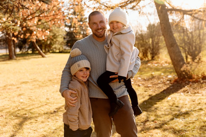Outdoor Christmas mini sessions. Tree farm family photos. Christmas family photos. Mini séances des Fêtes 2025. Mini séances de Noël à Montréal. Montreal Christmas mini sessions. Montreal Holiday mini sessions.