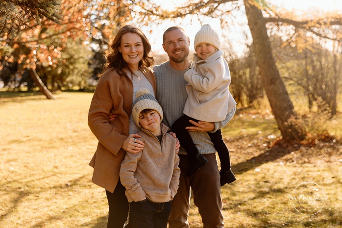 Outdoor Christmas mini sessions. Tree farm family photos. Christmas family photos. Mini séances des Fêtes 2025. Mini séances de Noël à Montréal. Montreal Christmas mini sessions. Montreal Holiday mini sessions.