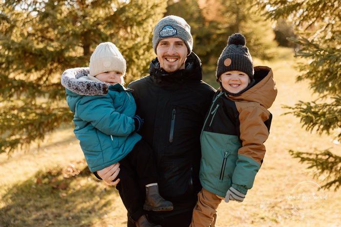 Outdoor Christmas mini sessions. Tree farm family photos. Christmas family photos. Mini séances des Fêtes 2025. Mini séances de Noël à Montréal. Montreal Christmas mini sessions. Montreal Holiday mini sessions.