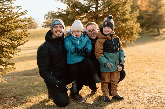 Outdoor Christmas mini sessions. Tree farm family photos. Christmas family photos. Mini séances des Fêtes 2025. Mini séances de Noël à Montréal. Montreal Christmas mini sessions. Montreal Holiday mini sessions.
