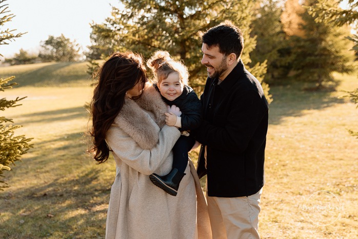Outdoor Christmas mini sessions. Tree farm family photos. Christmas family photos. Mini séances des Fêtes 2025. Mini séances de Noël à Montréal. Montreal Christmas mini sessions. Montreal Holiday mini sessions.