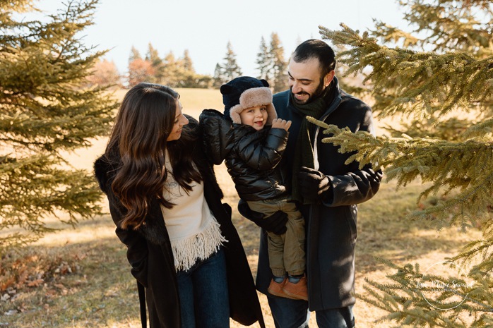Outdoor Christmas mini sessions. Tree farm family photos. Christmas family photos. Mini séances des Fêtes 2025. Mini séances de Noël à Montréal. Montreal Christmas mini sessions. Montreal Holiday mini sessions.