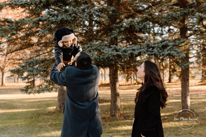 Outdoor Christmas mini sessions. Tree farm family photos. Christmas family photos. Mini séances des Fêtes 2025. Mini séances de Noël à Montréal. Montreal Christmas mini sessions. Montreal Holiday mini sessions.